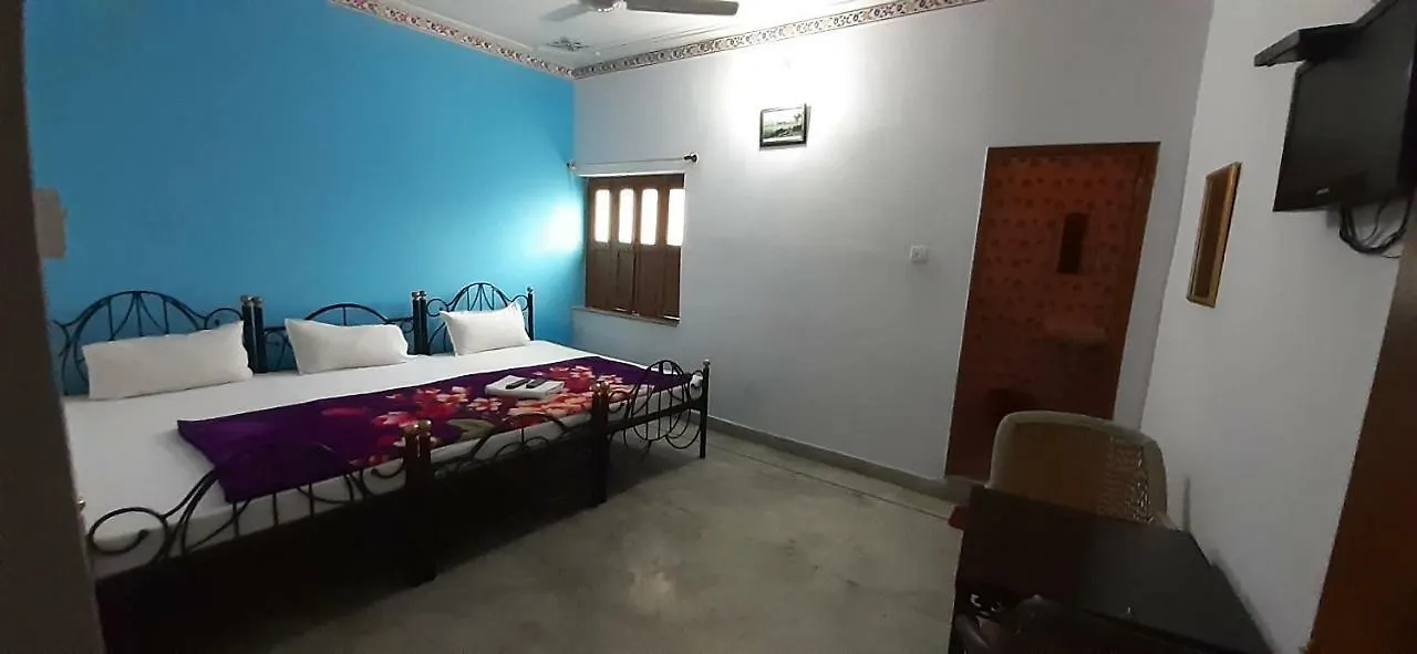 Hotel Ishwar Palace Ουνταϊπούρ 2*,